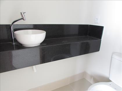 Banheiro da sala com bancada em granito 