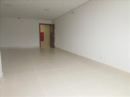  Sala ampla com piso porcelanato 