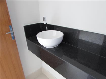 Banheiro da sala com bancada em granito  