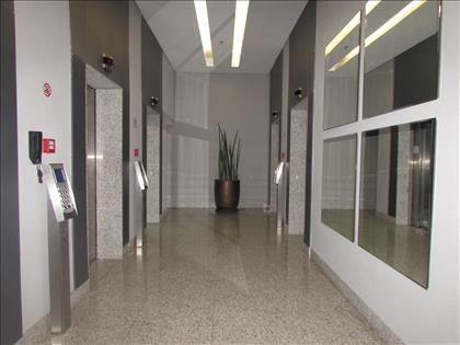São 06 elevadores modernos e inteligentes 