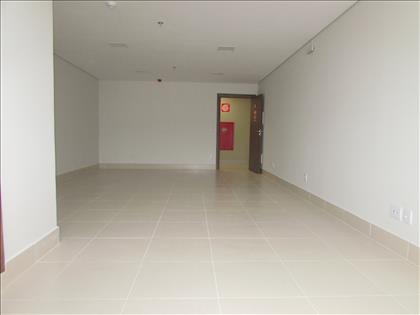 Sala ampla com piso porcelanato  