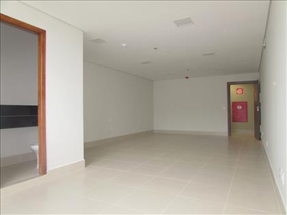 Sala ampla com piso porcelanato  