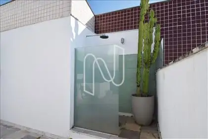 Terraço com piscina, ducha e churrasqueira
