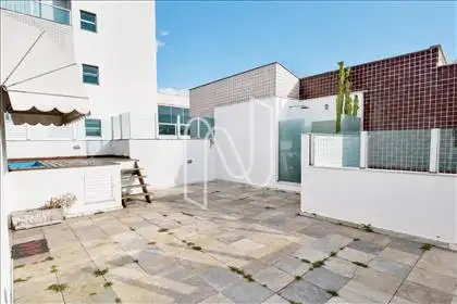 Terraço com piscina, ducha e churrasqueira