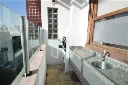 Terraço com piscina, ducha e churrasqueira