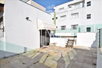 Terraço com piscina, ducha e churrasqueira