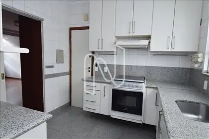 1º pav. Cozinha com armário