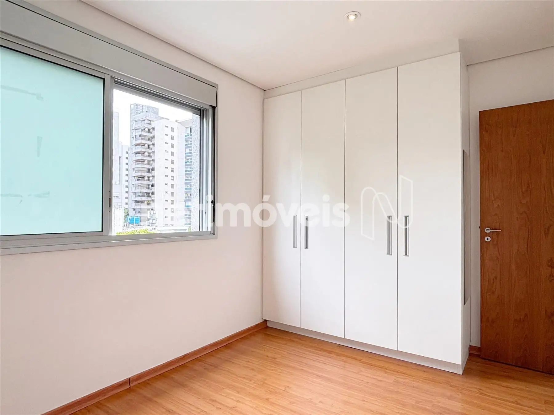Quarto com armário