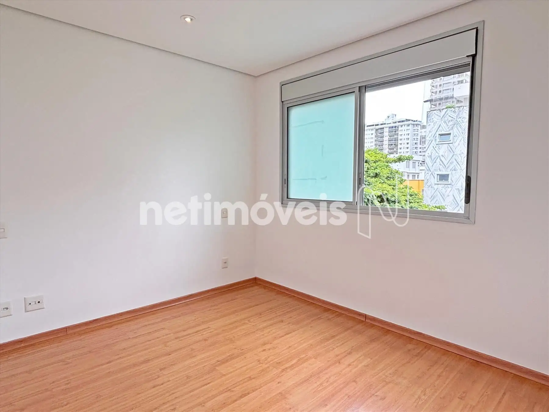 Quarto com armário