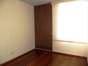 Quarto com armário