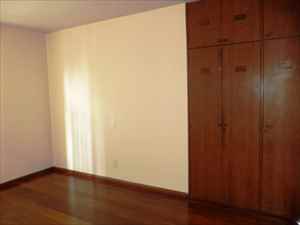 Quarto com armário