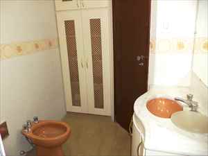 Banheiro com box e armários