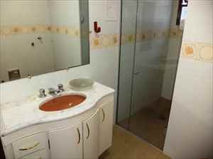 Banheiro com box e armários