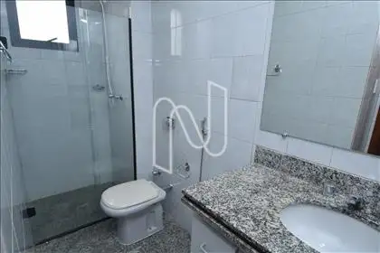 Banheiro suíte com armário e box blindex