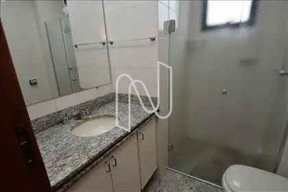  Banheiro social com armário e box blindex