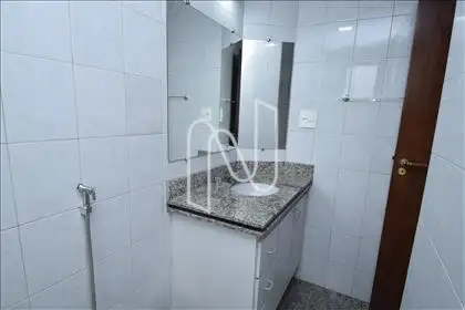   Suíte com armário e box blindex