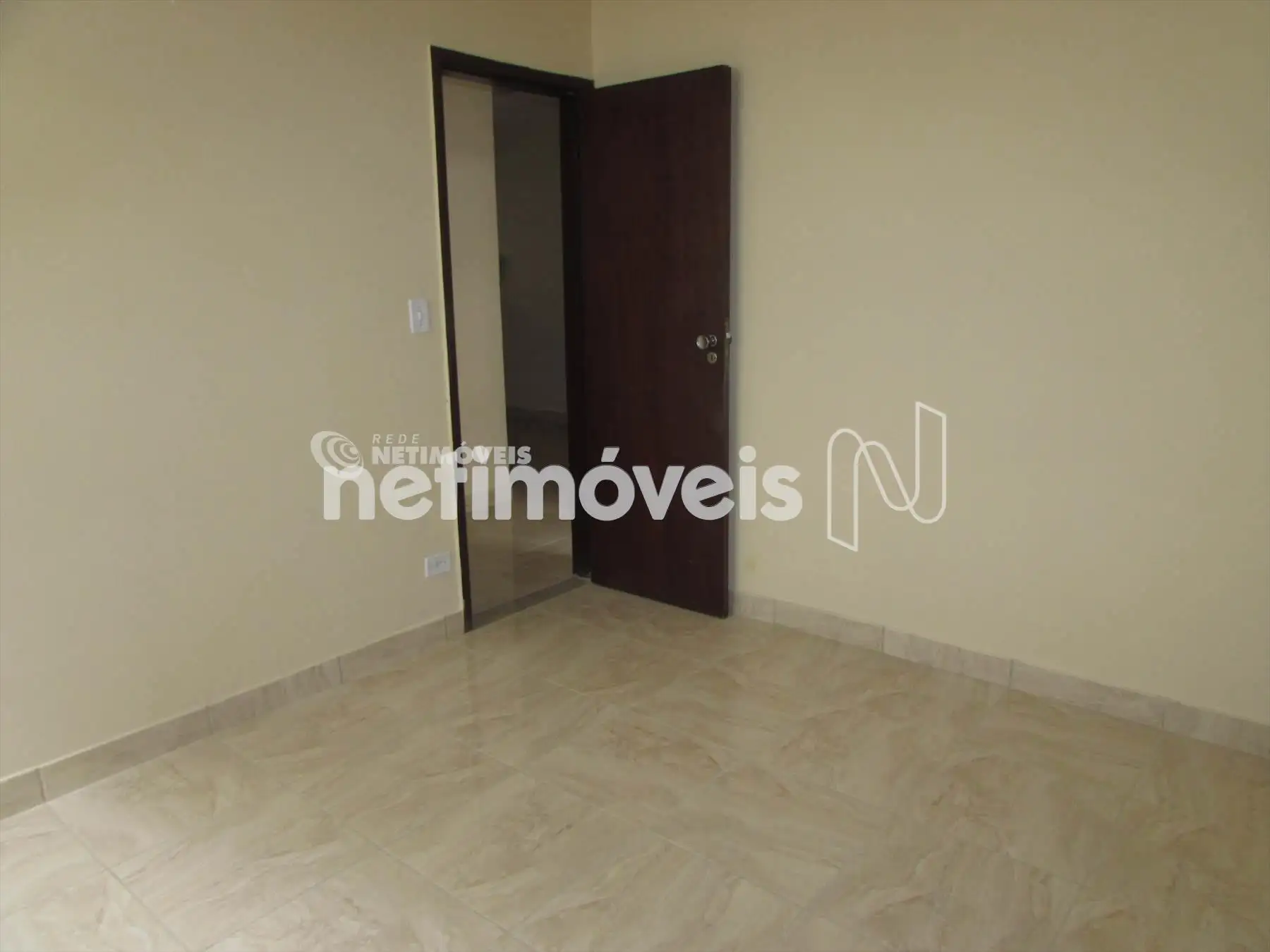 Quarto 02 com armário