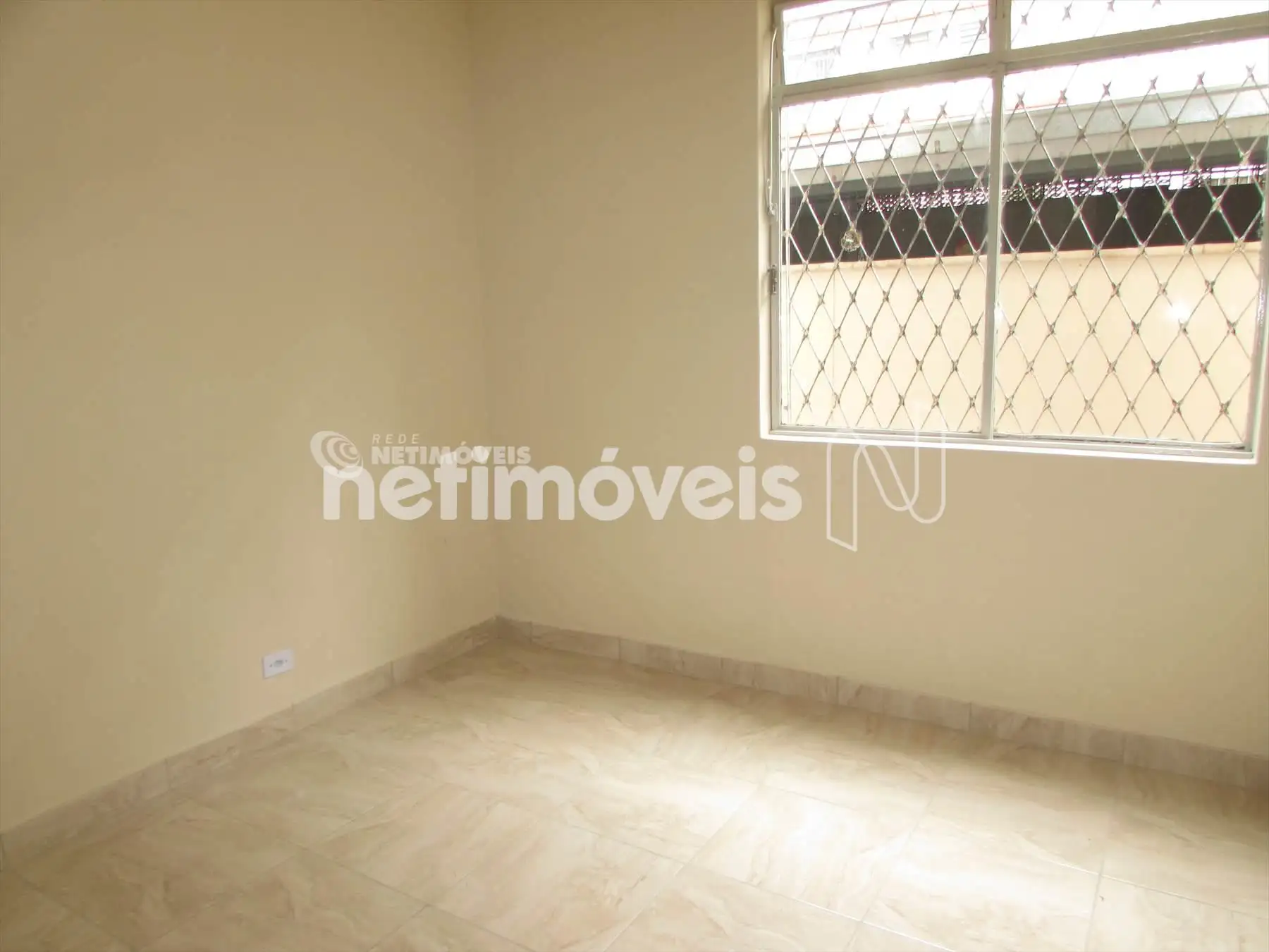 Quarto 01 com armário