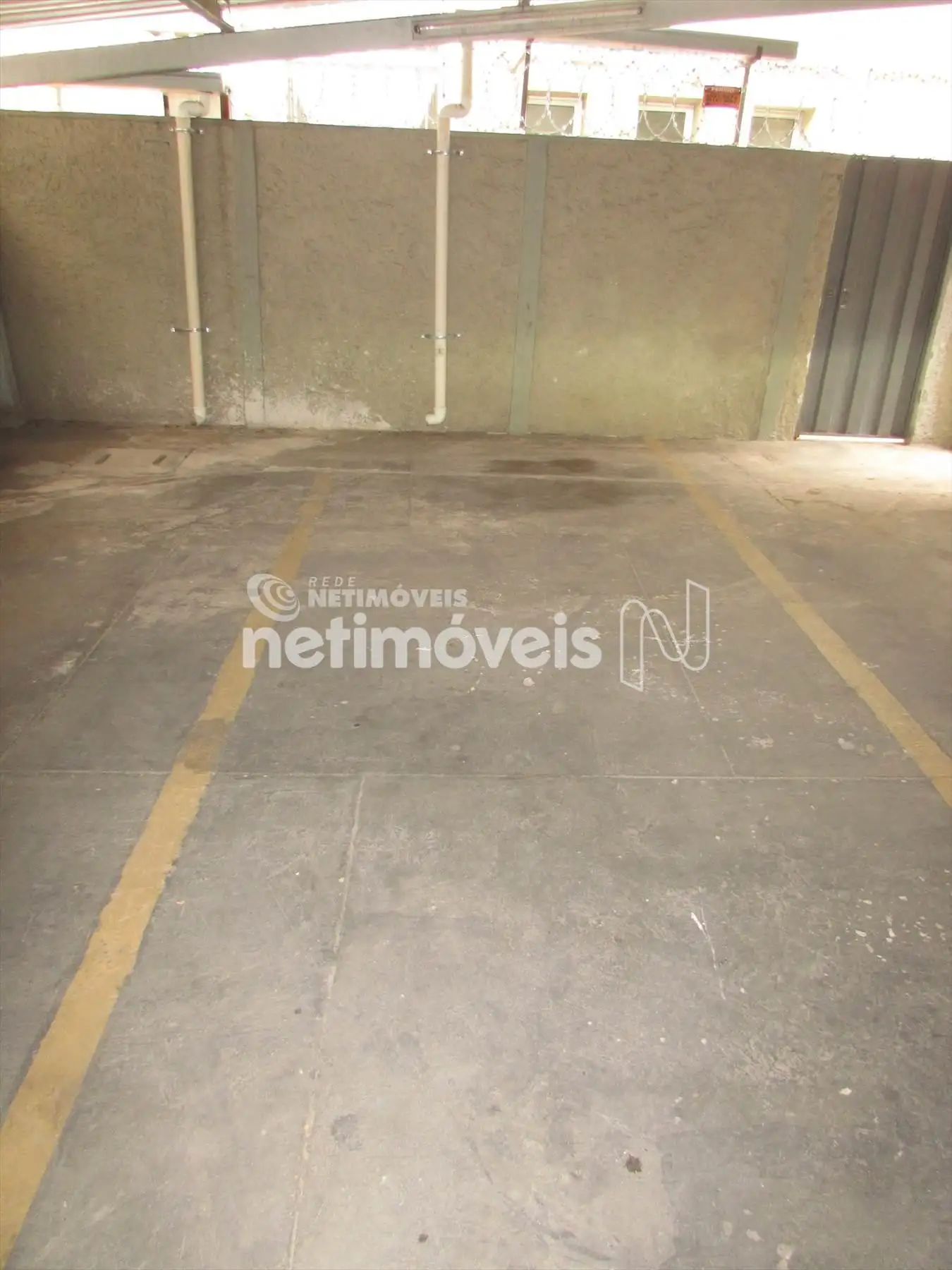 01 vaga de garagem coberta e demarcada