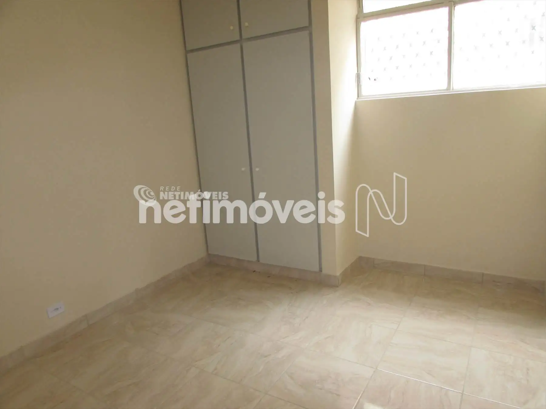 Quarto 02 com armário