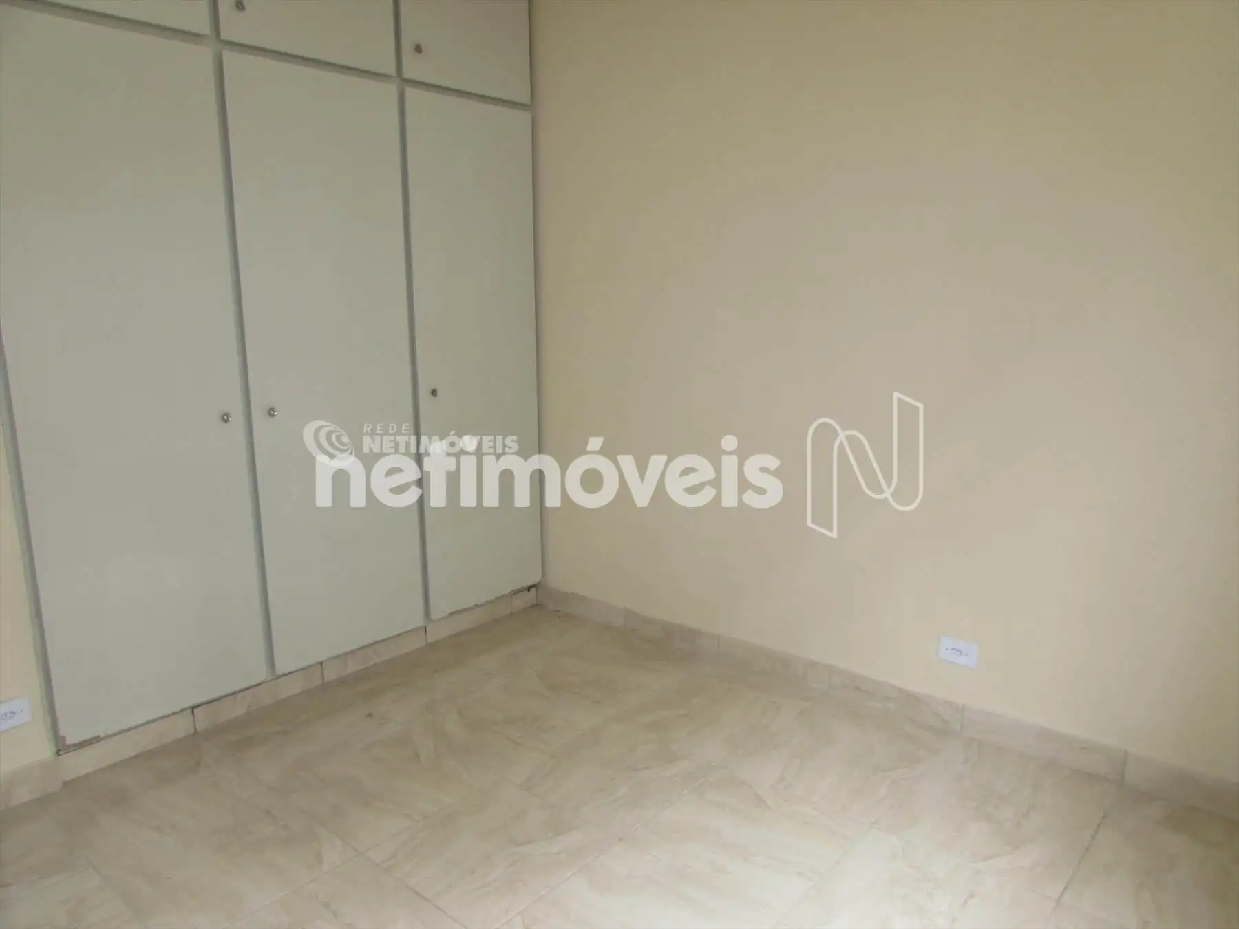 Quarto 01 com armários