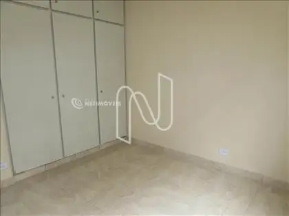 Quarto 01 com armários 
