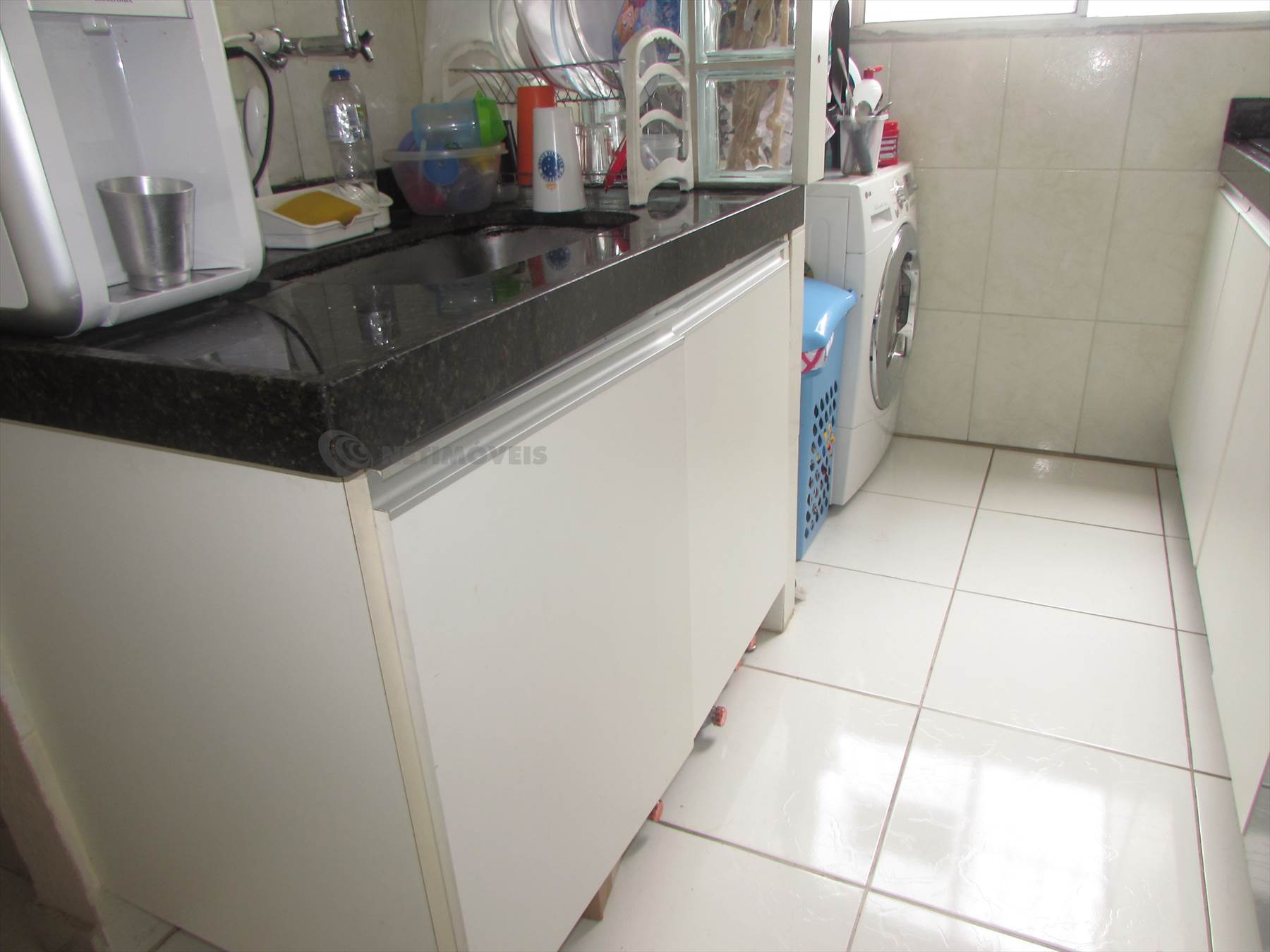 Cozinha com armários 