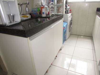  Cozinha com armários 