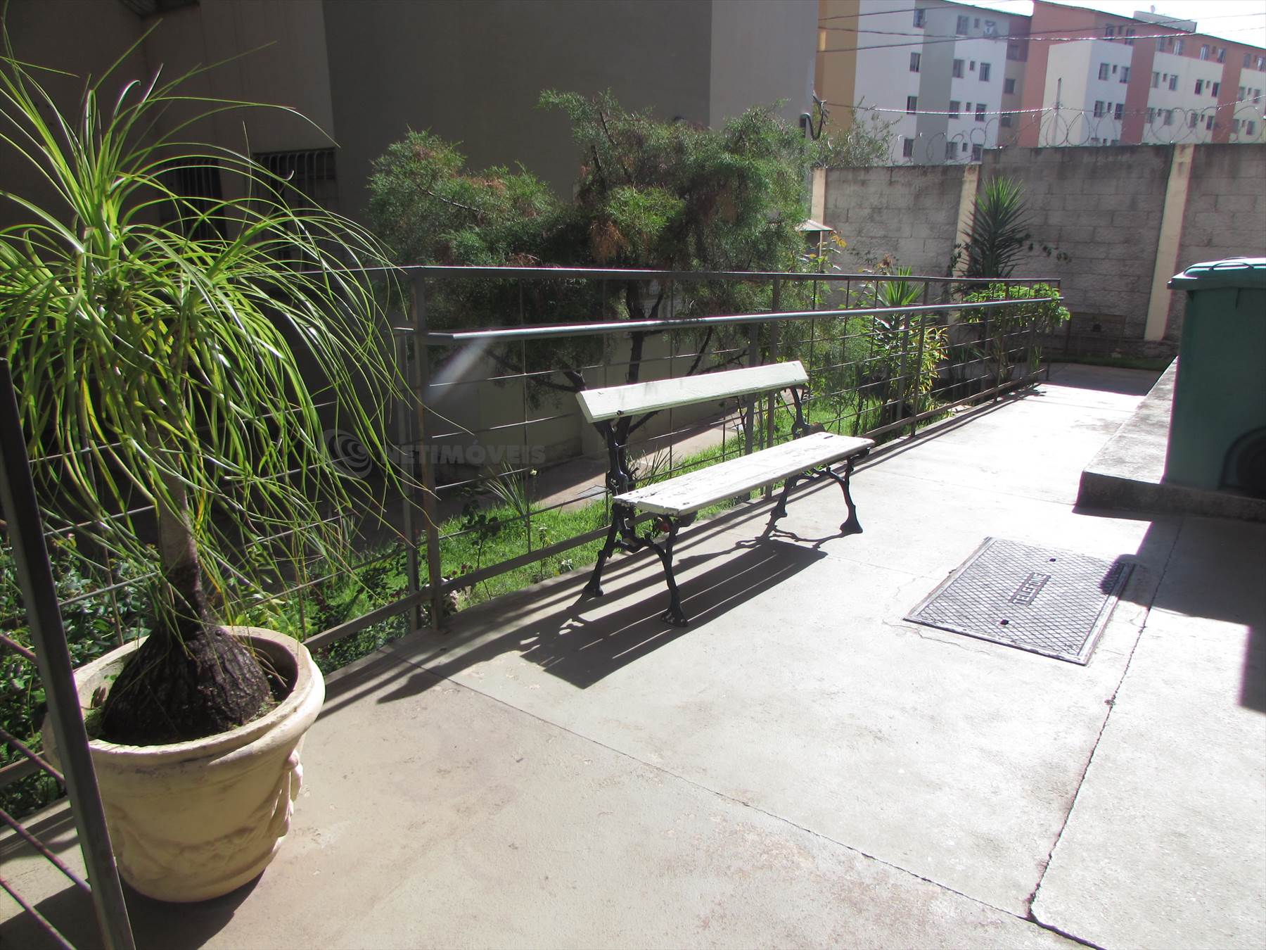 Área externa com jardins