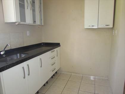 Cozinha com armários 