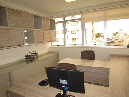Sala com estação de trabalho