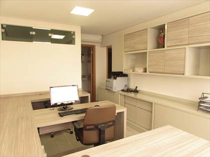 Sala com estação de trabalho