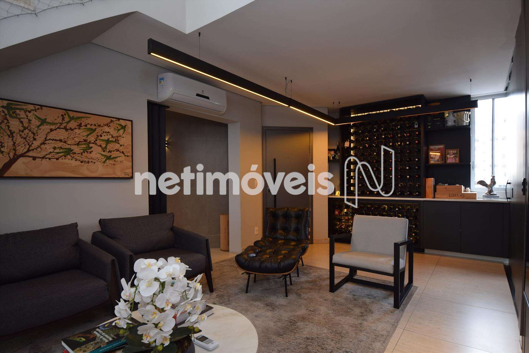 Sala de estar com adega