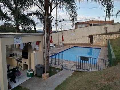 Área de lazer com piscina e churrasqueira