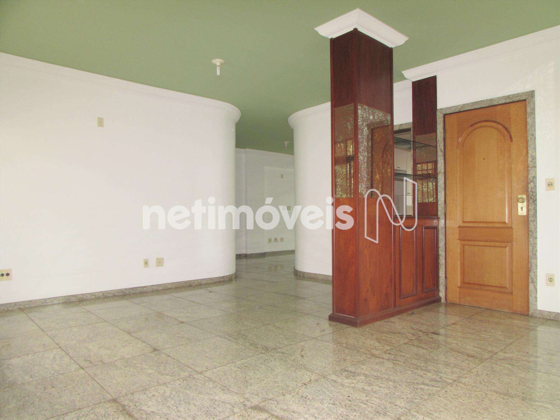 Sala com cristaleira