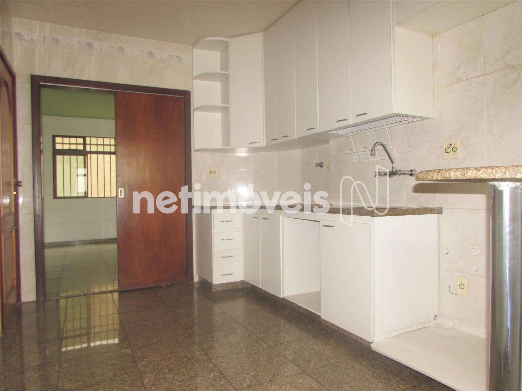 Cozinha com bancadas e piso em granito