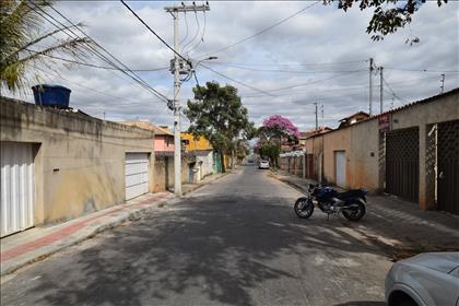 Rua plana e tranquila