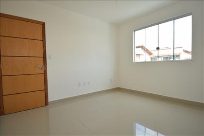 Sala com piso em porcelanato