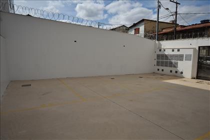 01 vaga de estacionamento livre e demarcada