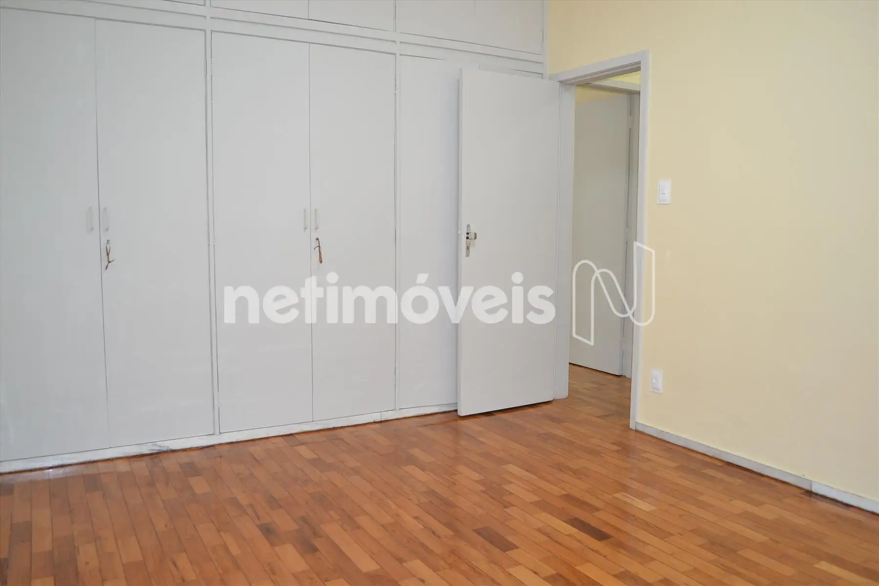 Quarto com suítee armário