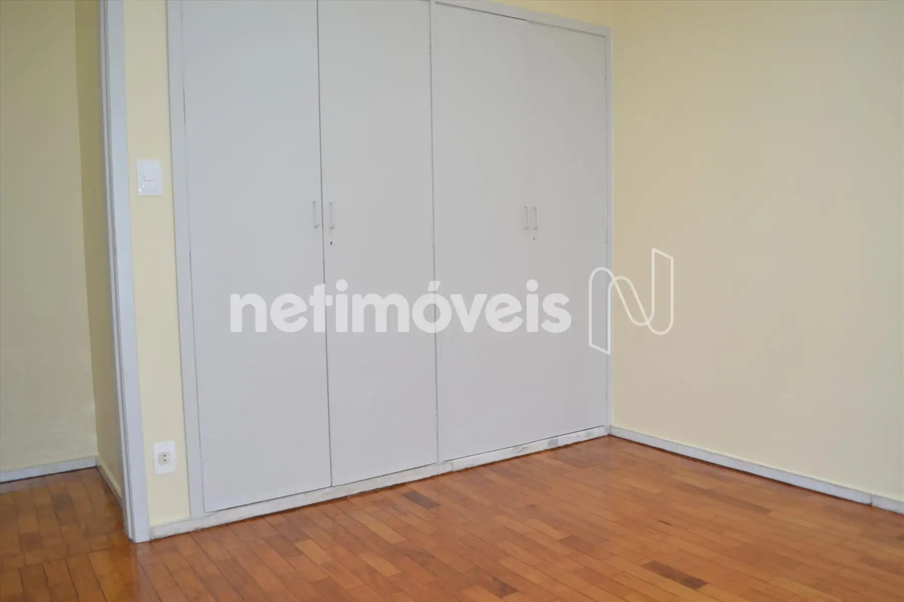 Quarto 02 com armário