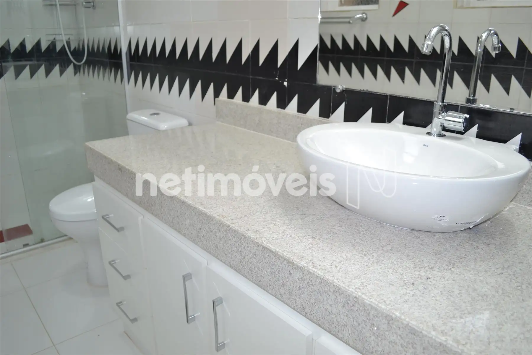 Banheiro suíte com armário e box blindex