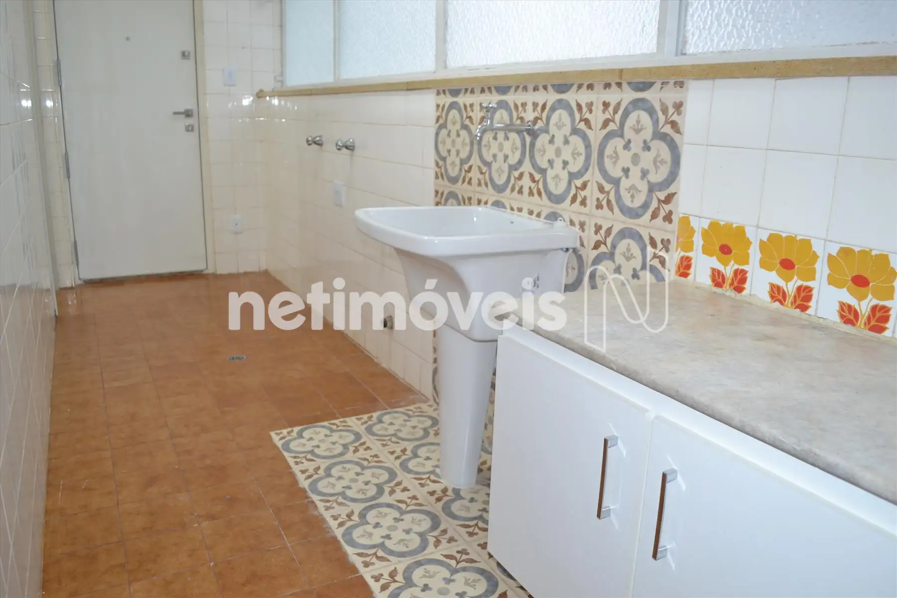 Área de serviço com armário