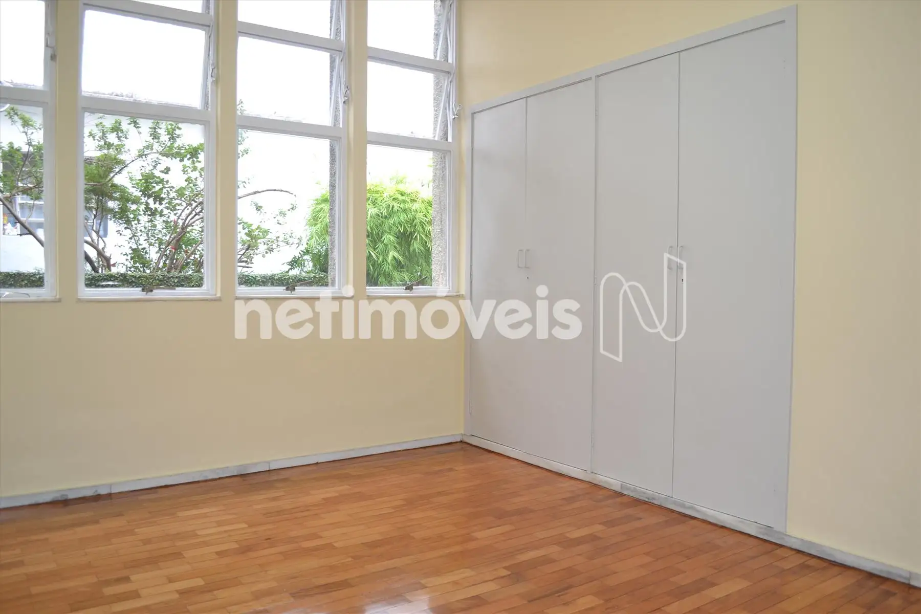 Quarto 02 com armário