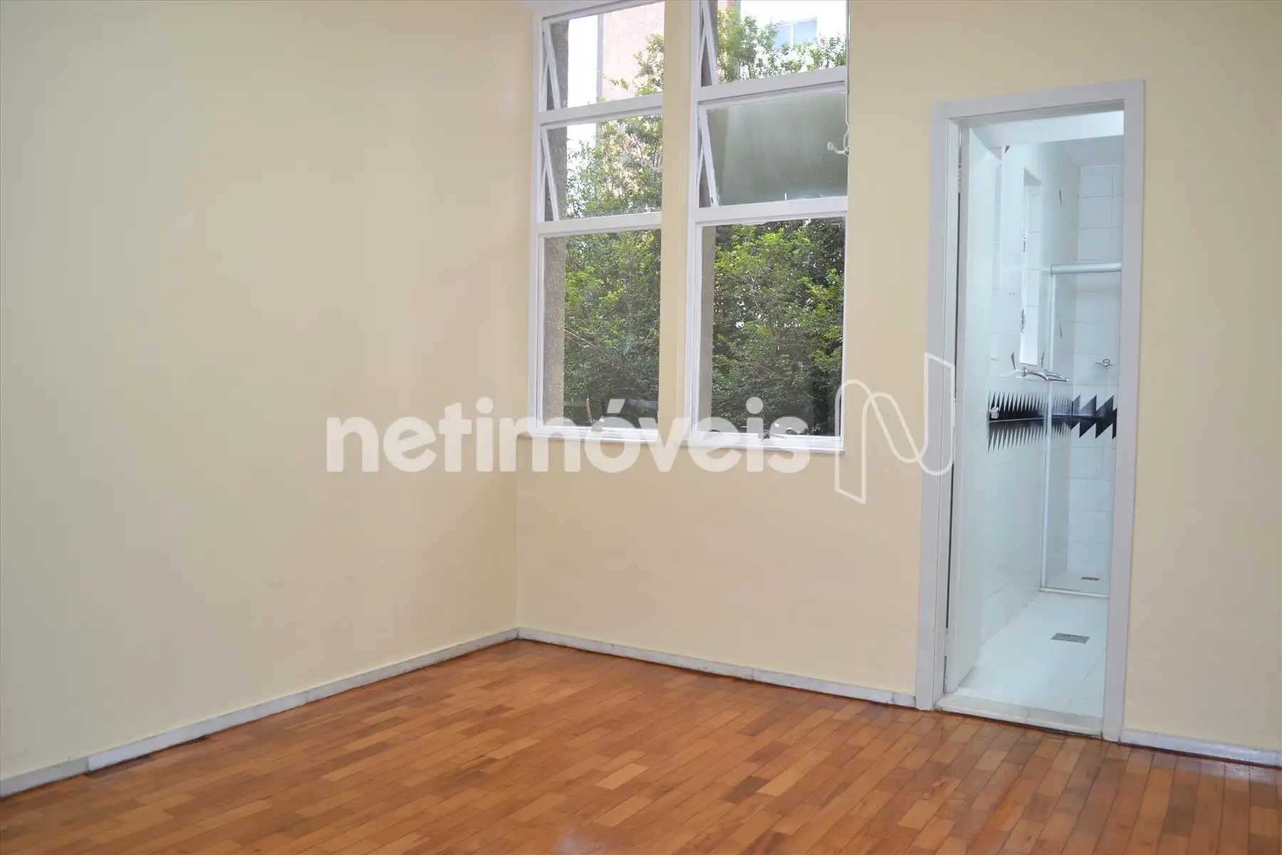 Quarto com suítee armário