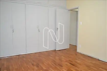 Quarto com suíte e armário 