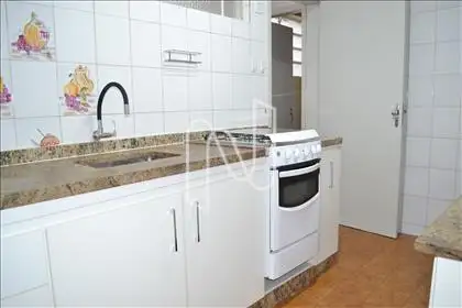 Cozinha com armários  