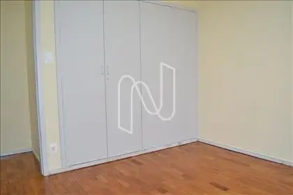 Quarto 02 com armário  