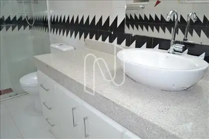 Banheiro suíte com armário e box blindex 