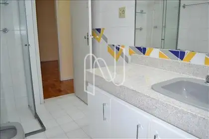 Banheiro social com armário e box blindex  